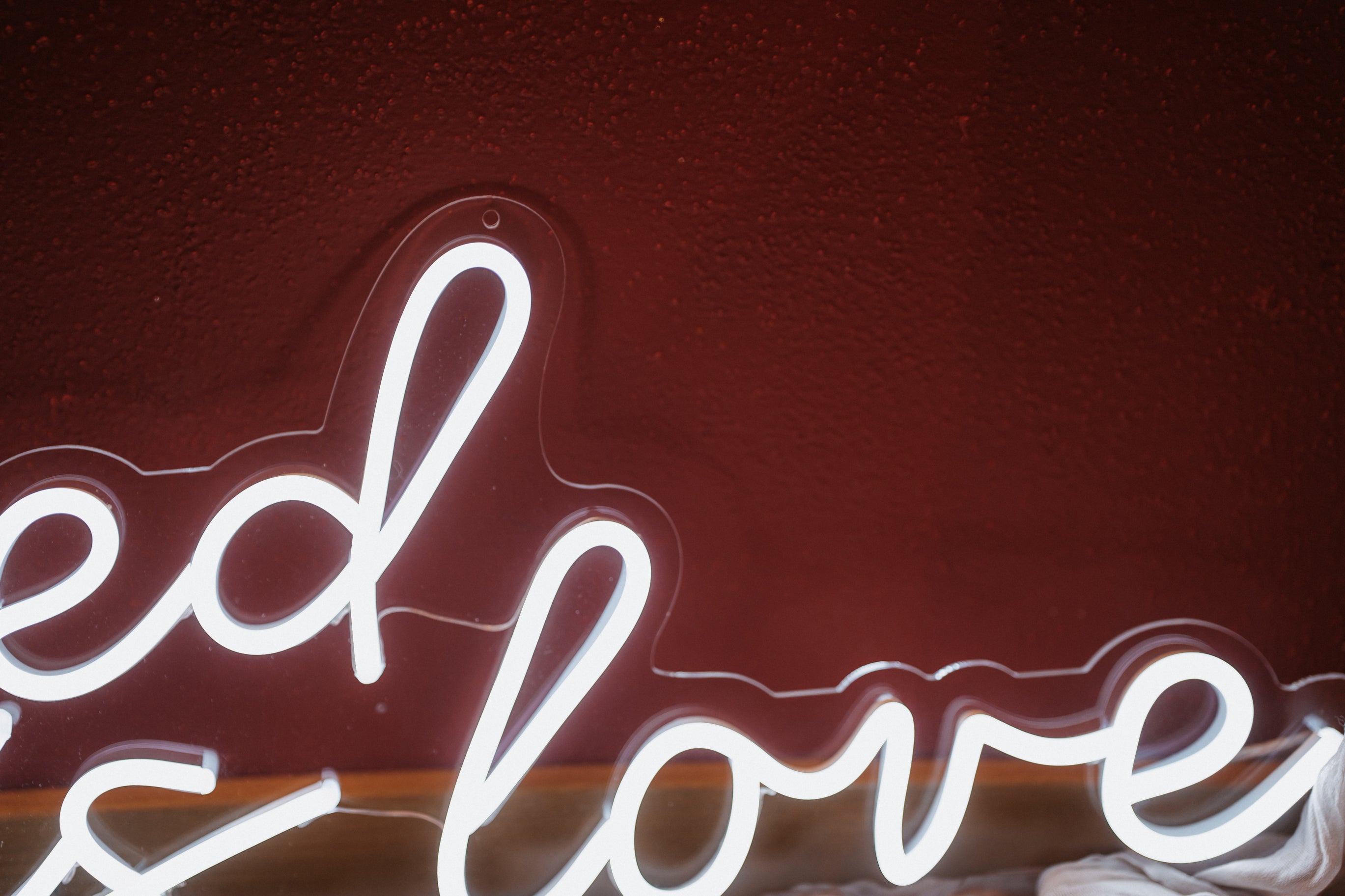 Neon Schild "All you need is love"